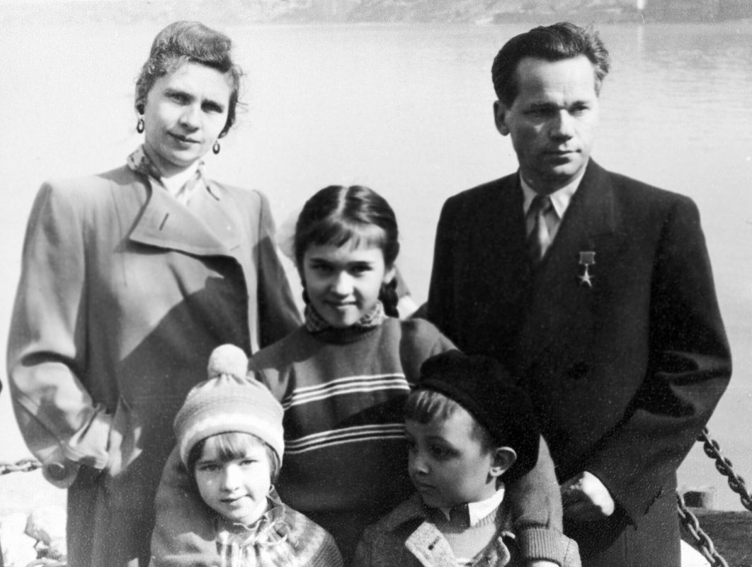 Михаил Калашников с женой и детьми
