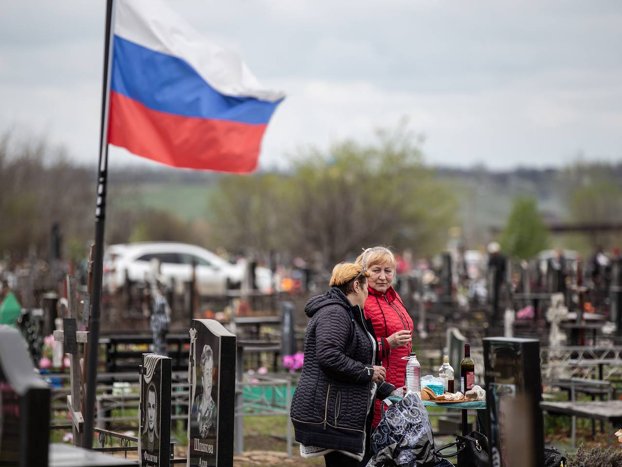 Свежие могилы бойцов СВО сгорели в российском регионе: Происшествия:  Россия: Lenta.ru