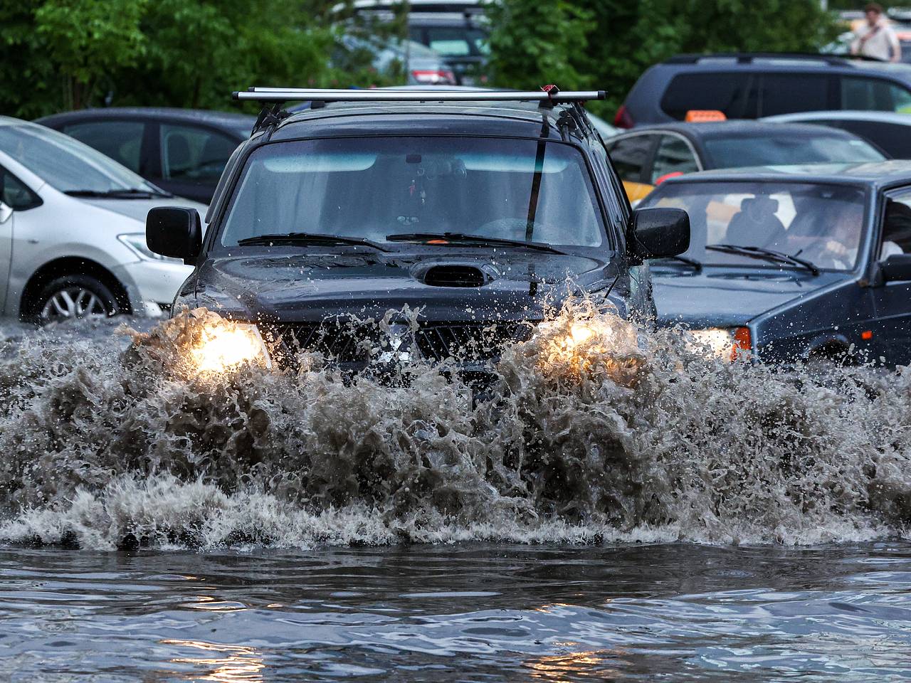 Десяток авто в Москве ушел под воду: Городская среда: Экономика: Lenta.ru