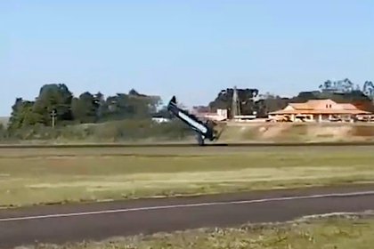 Самолет перевернулся во время посадки в Бразилии и попал на видео