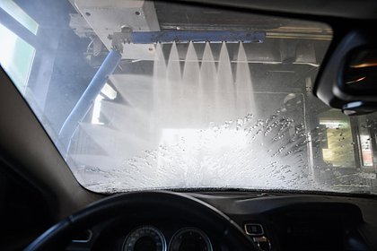 Водителей предостерегли от одной ошибки при мытье машины летом