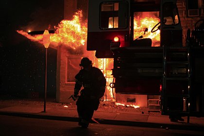 Россиянин метнул топор и открыл стрельбу по пытавшимся потушить его дом пожарным