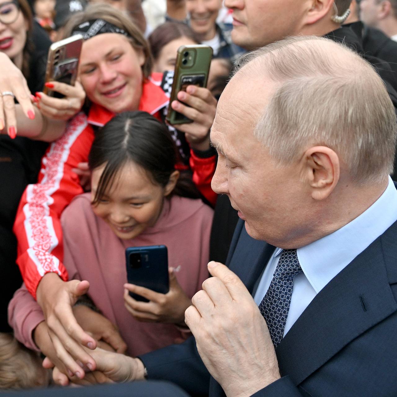 Путин приехал в Якутию: незапланированная остановка, общение президента с  народом: События: 69-я параллель: Lenta.ru