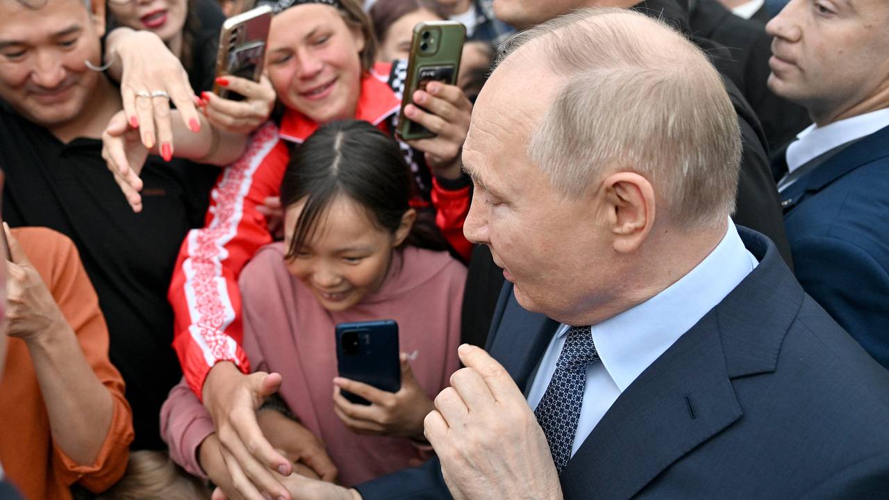 Путин приехал в Якутию: незапланированная остановка, общение президента с  народом: События: 69-я параллель: Lenta.ru