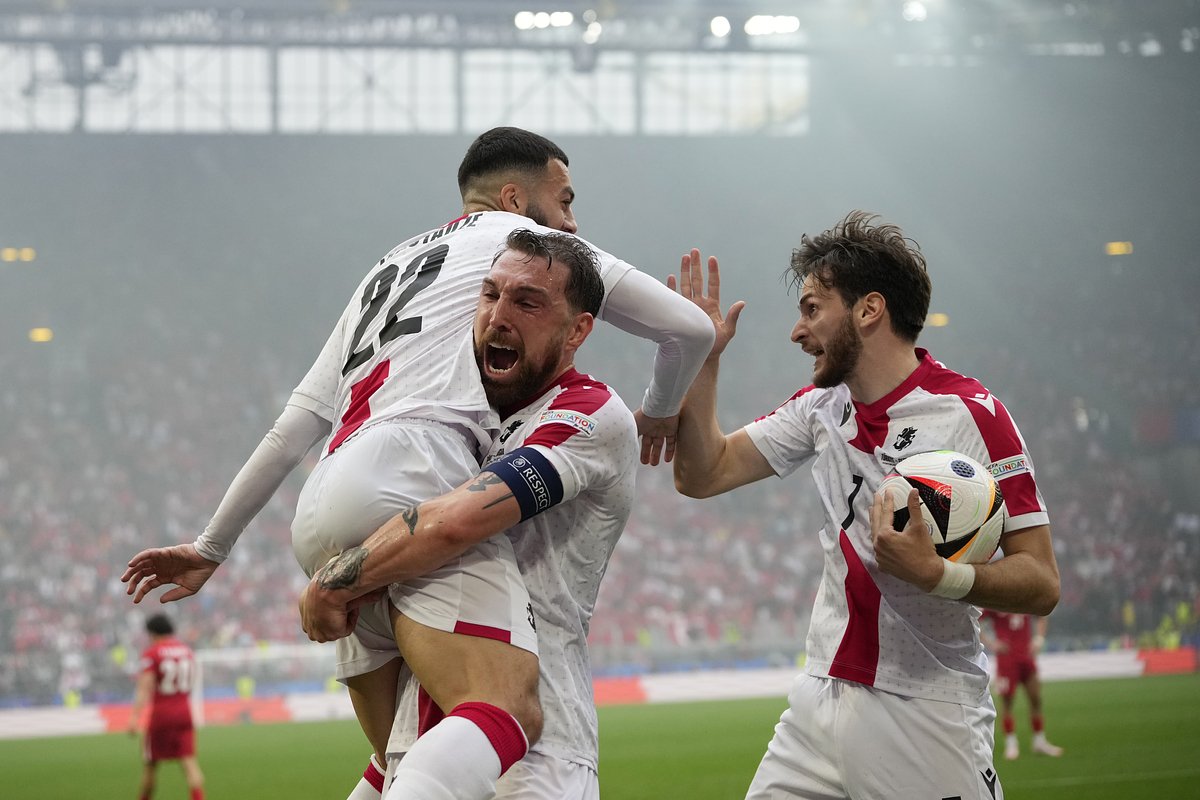 Футболисты сборной Грузии празднуют первый в истории своей команды гол на Евро