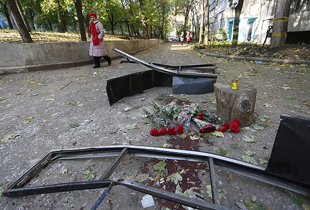 Цветы на улице Челюскинцев у дома, где при взрыве погиб Арсен Павлов (Моторола). Донецк, 17 октября 2016 года