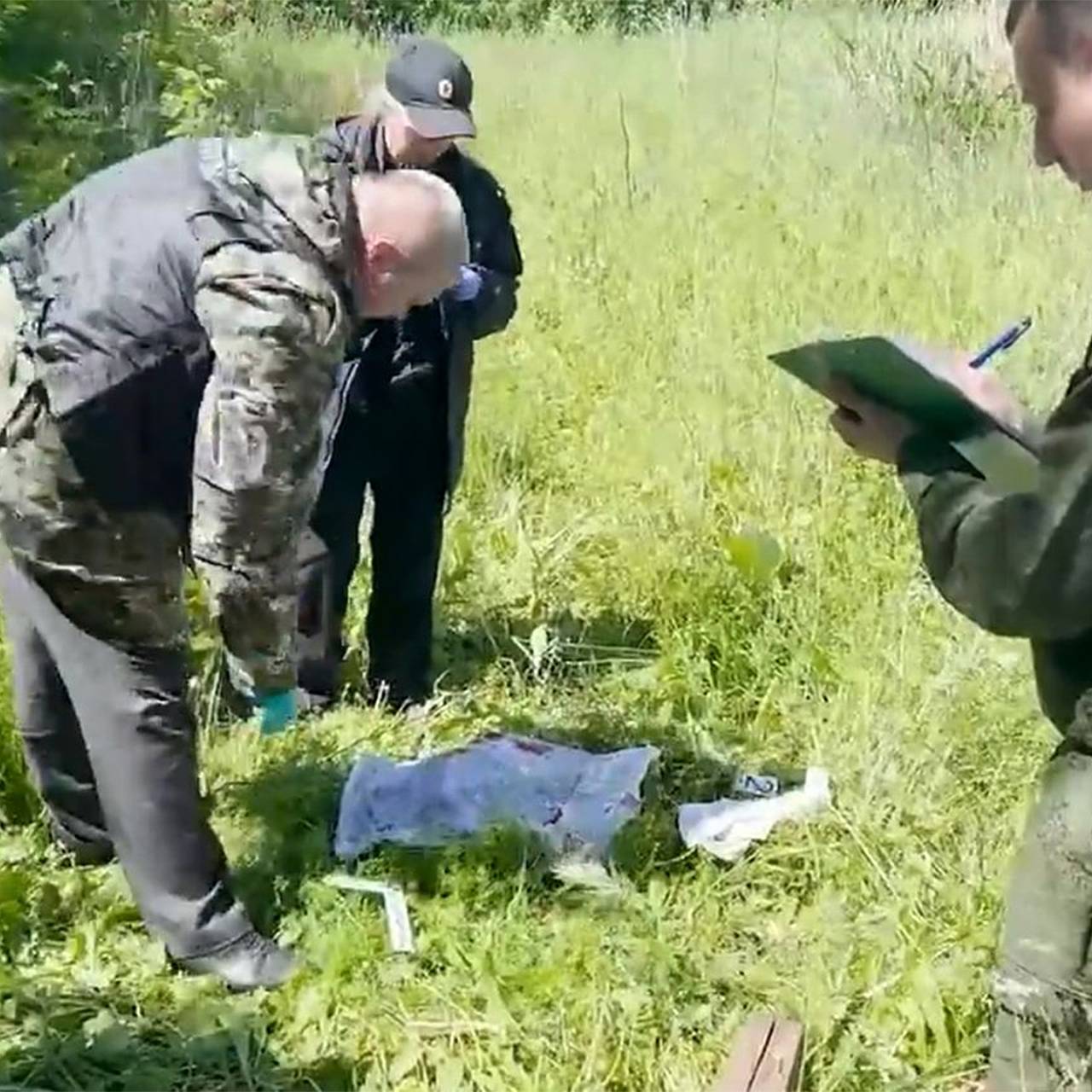 Мужчина вывез соседа в лес, раздел и привязал к дереву