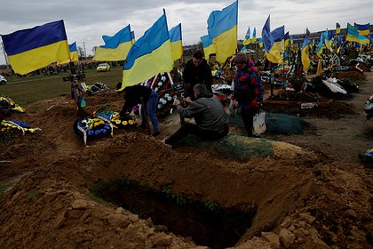 В Киеве устроили погром на могилах солдат ВСУ