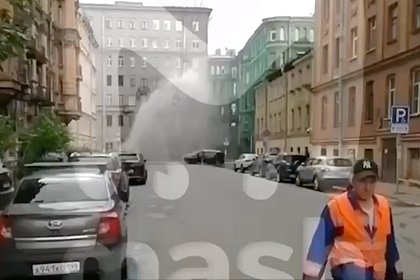 В центре Петербурга из-под земли забил фонтан высотой с семиэтажный дом