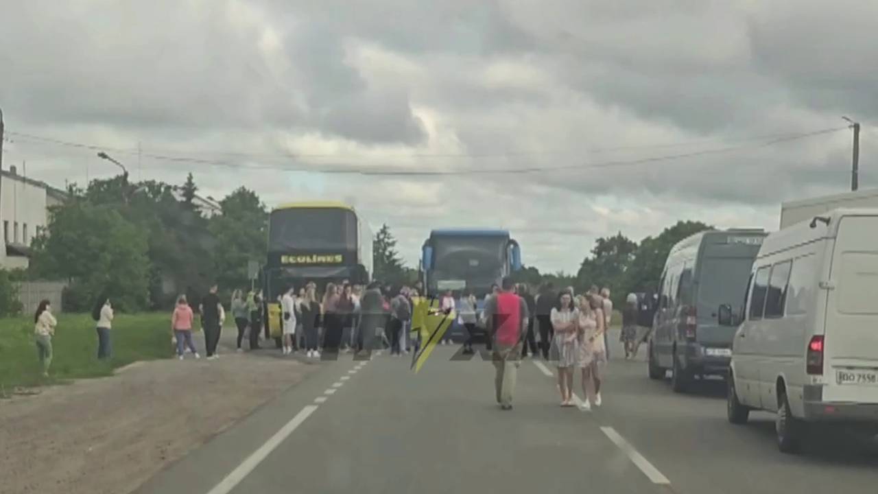 На Украине люди перекрыли трассу из-за мобилизации водителя автобуса:  Украина: Бывший СССР: Lenta.ru