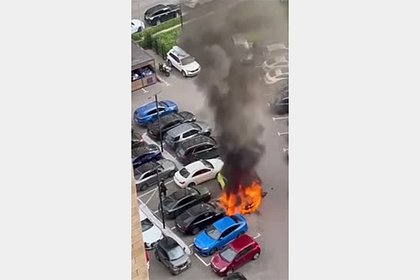 Элитный автомобиль сгорел в московском ЖК по вине владельца и попал на видео