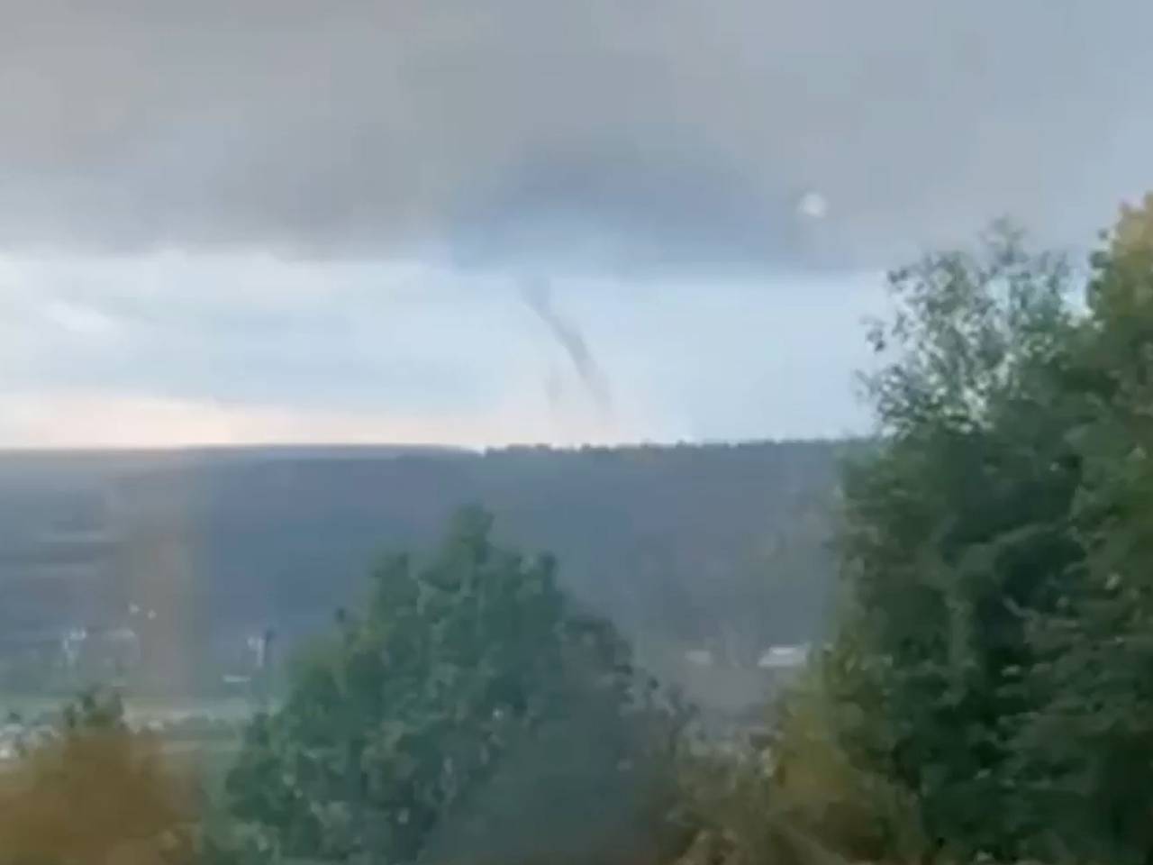 Смерчи обрушились на Москву и попали на видео: Городская среда: Экономика:  Lenta.ru