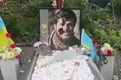 В Киеве надругались над могилами солдат ВСУ. Неизвестные разрисовали портреты и разбросали цветы