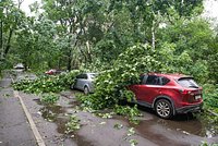 На Москву обрушился сильнейший ураган, есть жертвы. Смерч и перевернутые автомобили — с чем столкнулась столица?