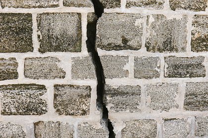 В российском городе в стенах дома образовались трещины толщиной с ладонь