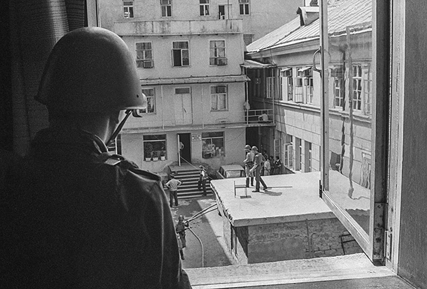 Боец спецназа на фоне СИЗО в Сухуми, Абхазская ССР