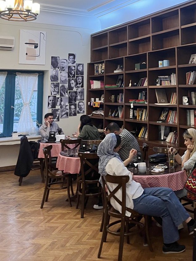 Кофейня в арт-районе Тегерана, июнь 2024 года