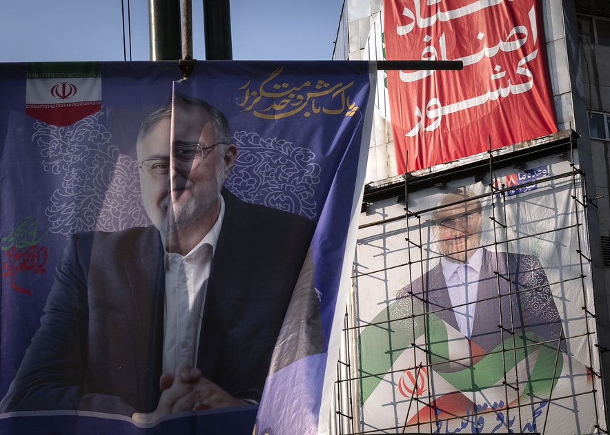 Предвыборные щиты в центре Тегерана с изображением кандидатов в президенты Алирезы Закани (слева) и Мохаммада-Багере Галибафа, Иран, 20 июня 2024 года