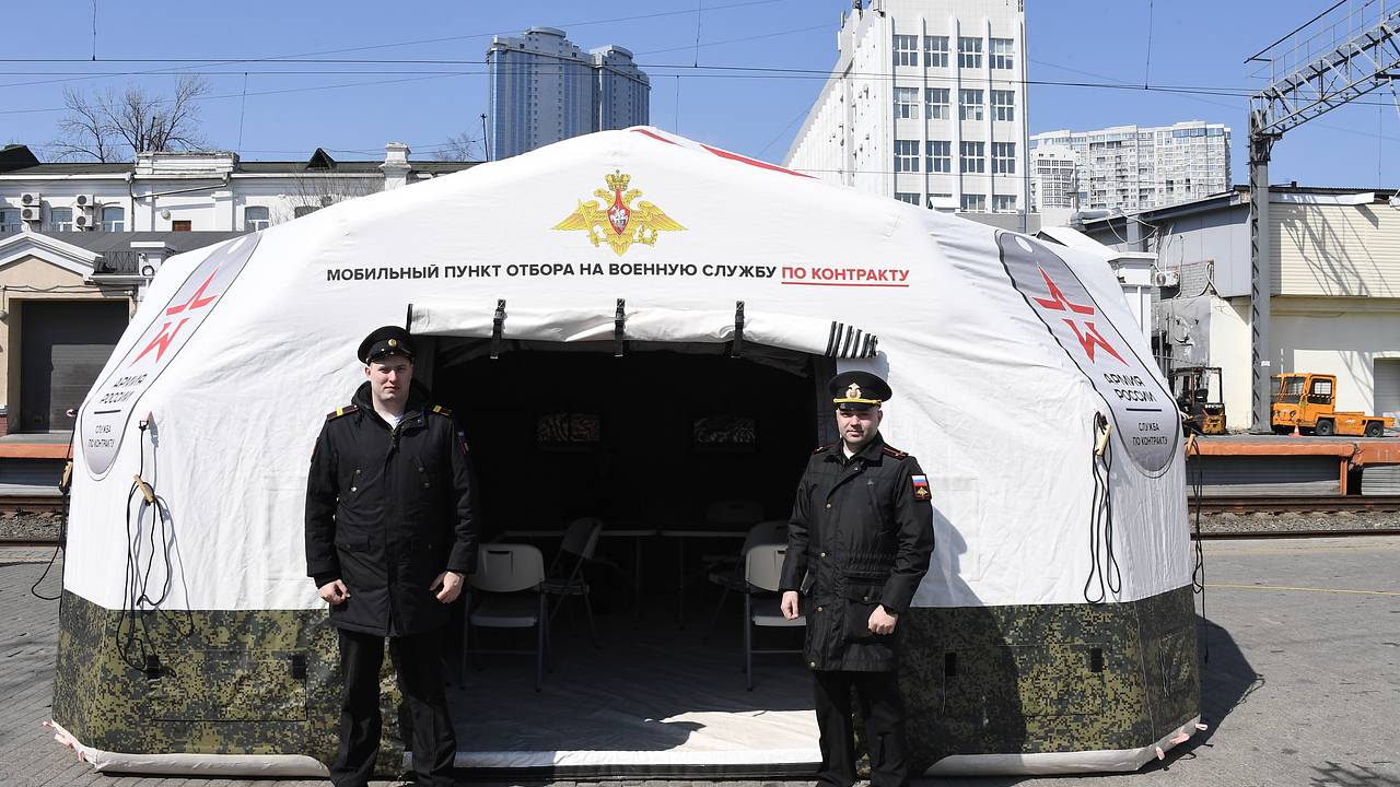 Стало известно о вербовке МВД и МЧС обвиняемых на спецоперацию: Общество:  Россия: Lenta.ru