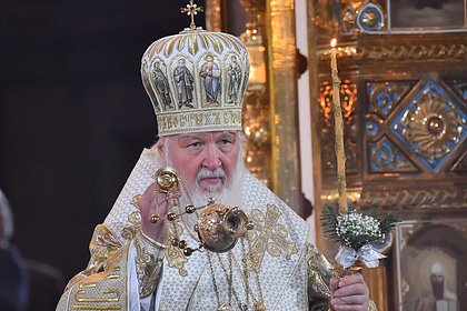 Патриарх Кирилл начал праздничное богослужение и помолился перед «Троицей»