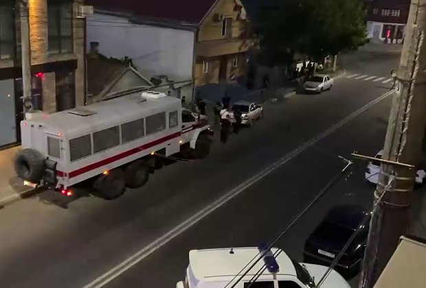 Машины правоохранительных органов на улицах Дербента