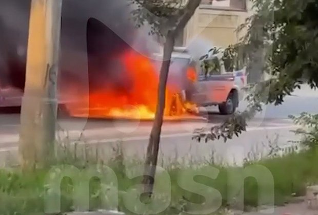 Полицейский автомобиль горит после атаки на пост ДПС в Махачкале