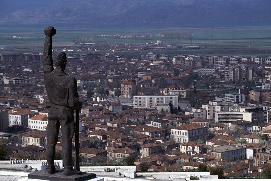 Памятник бойцам сопротивления в Корче, Албания, 1970-е годы