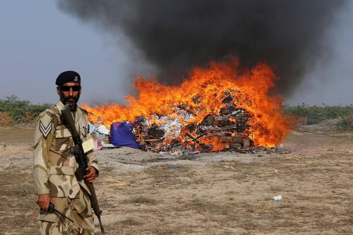 Пакистанский солдат во время уничтожения наркотиков в честь Международного дня борьбы со злоупотреблением наркотиками и их незаконным оборотом