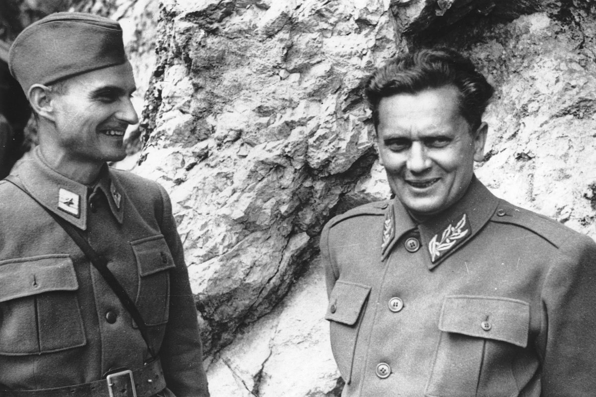 Маршал Иосип Броз Тито (справа), лидер объединенных югославских партизанских формирований, с начальником штаба генерал-майором Арсой Йовановичем, март 1944 года