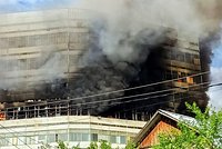 В Подмосковье загорелось бывшее здание научно-исследовательского института. Внутри заблокированы люди 