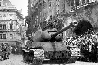 Танк ИС-2 1-го Чехословацкого армейского корпуса (в составе Красной армии) в центре Праги, май 1945 года
