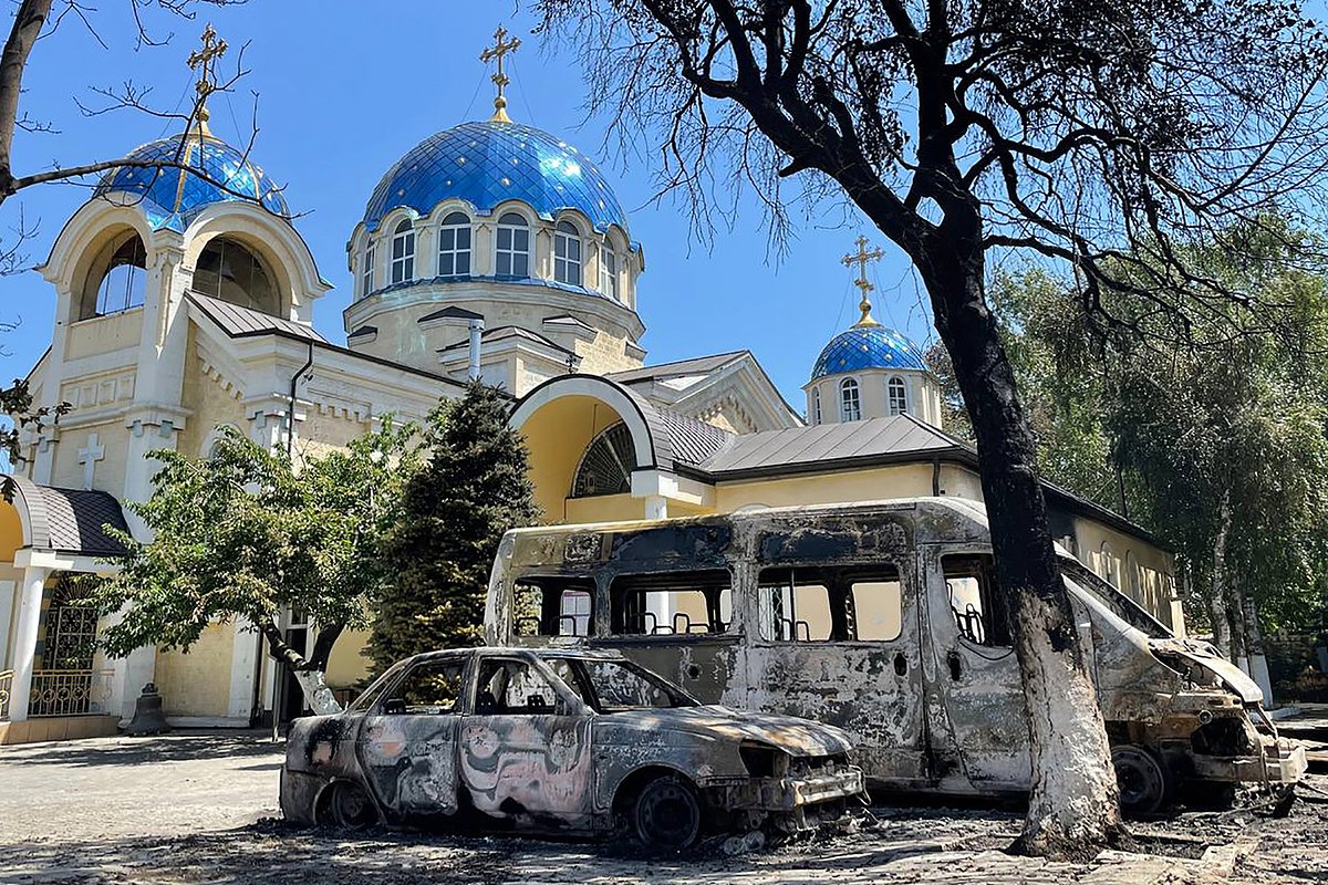 Атакованный кафедральный собор Успения Пресвятой Богородицы в Махачкале