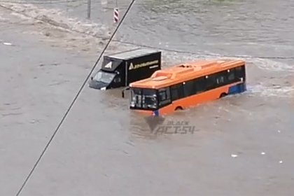 Автобусы поплыли в затопленном российском городе и попали на видео