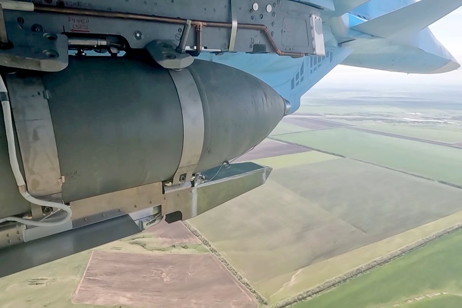 Бомба с УМПК под крылом Су-34
