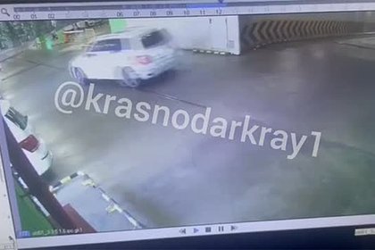 Момент падения машины с россиянами с третьего этажа попал на видео