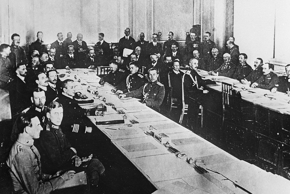 Заседание мирной конференции, во время которой был заключен Брест-Литовский (Брестский) мирный договор между Советской Россией, с одной стороны, и странами Четверного союза — Германией, Австро-Венгрией, Болгарией и Турцией — с другой. 3 марта 1918 года