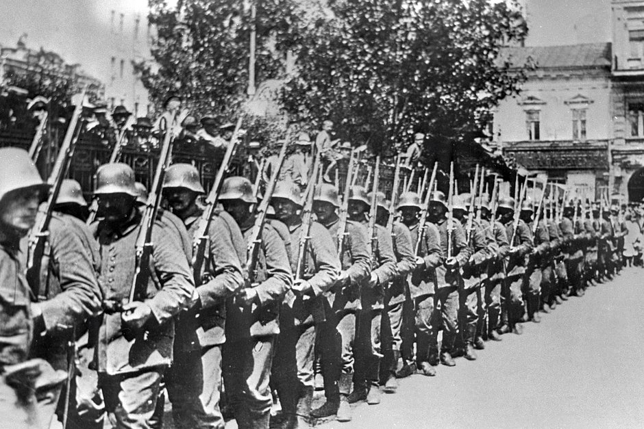 Немецкие войска на Думской площади в Киеве в период оккупации Украины, 12 сентября 1918 года