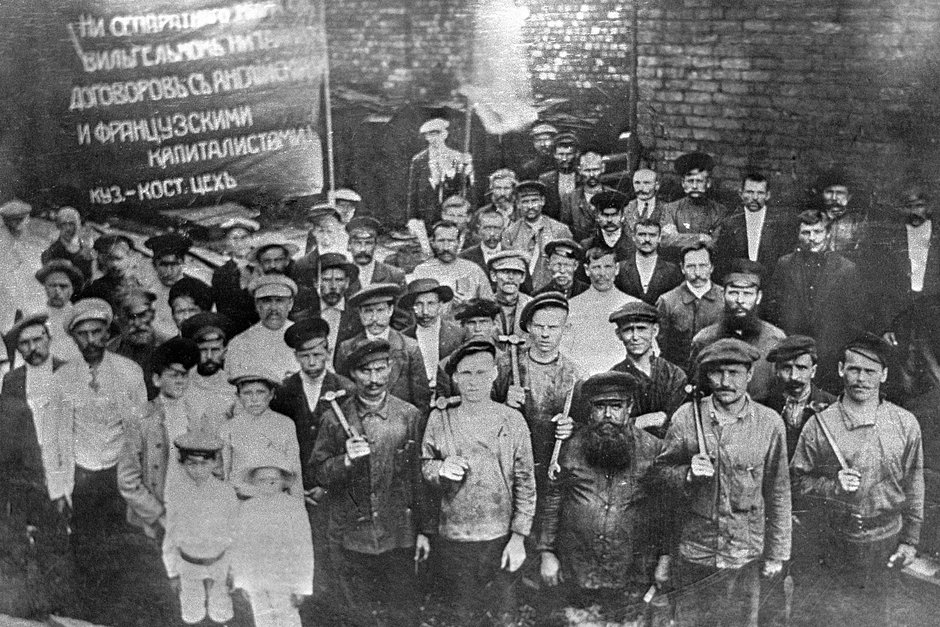 Группа рабочих собирается на июньскую демонстрацию в Юзовке, репродукция фотографии 1917 года из Киевского архива кинофотодокументов