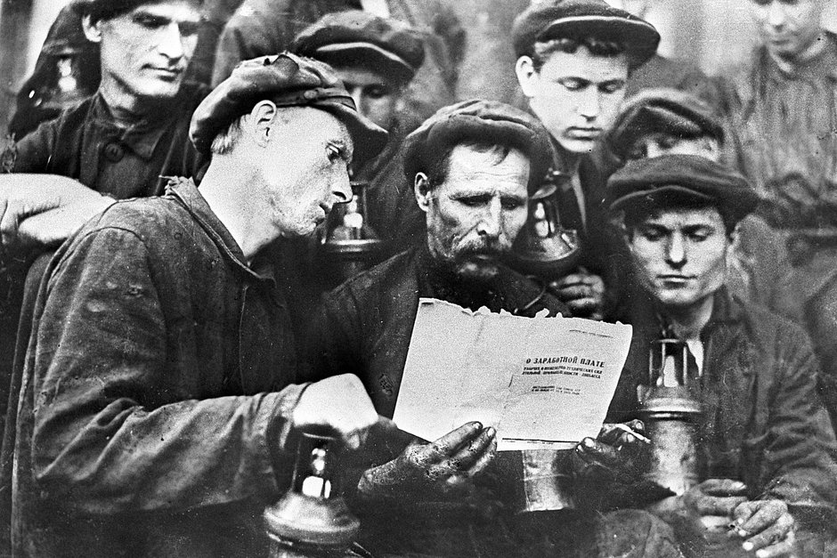 Рабочие шахты «Смолянка» №11 изучают постановление ЦК ВКП(б) о нормах и оплате труда шахтеров, Украинская ССР, 10 ноября 1933 года