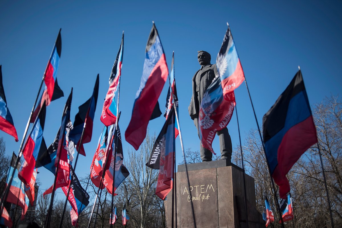 Флаги Донецкой народной республики в Донецке во время митинга у памятника Артему в честь 99-й годовщины образования Донецко-Криворожской советской республики, 12 февраля 2017 года