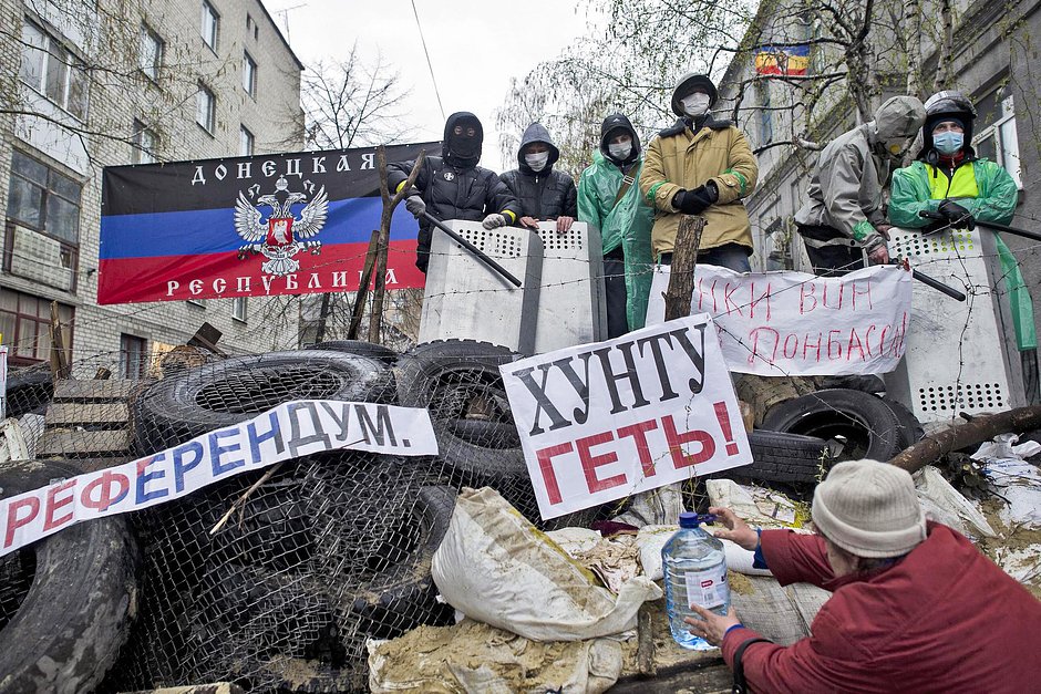 Сторонники федерализации на баррикаде на одной из улиц города Славянска, 14 апреля 2014 года