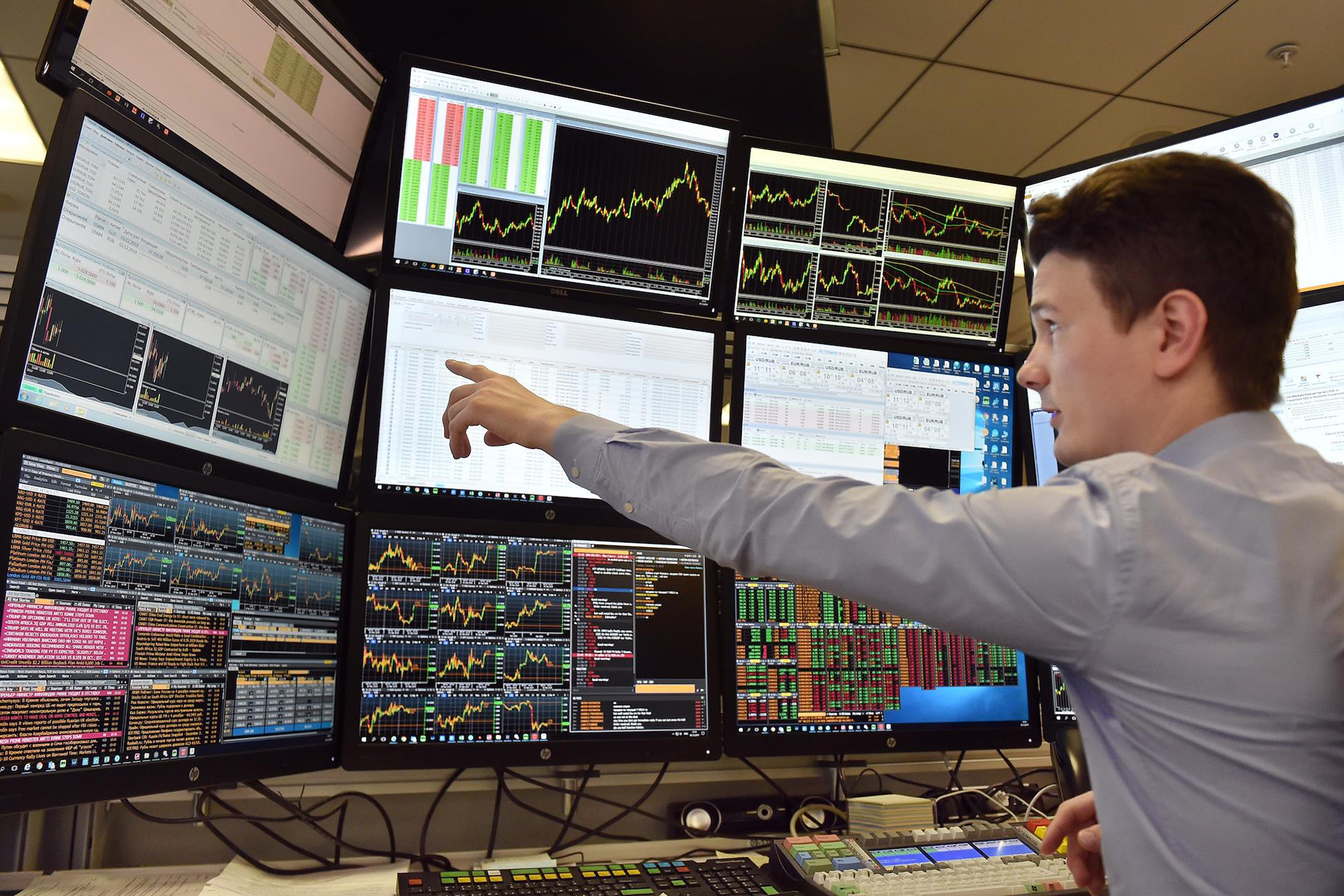 92 на бирже сегодня. 92 на бирже сегодня. What is a stock market index? background. Индекс мосбиржи. Котировки акций на бирже.