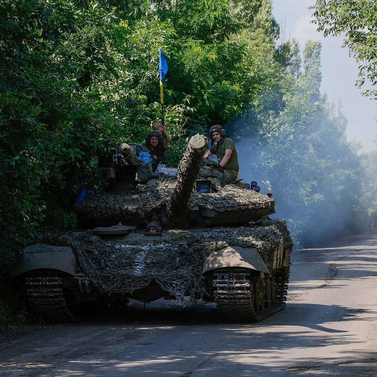 Украинский военный по ошибке привез танк на российские позиции: Украина:  Бывший СССР: Lenta.ru