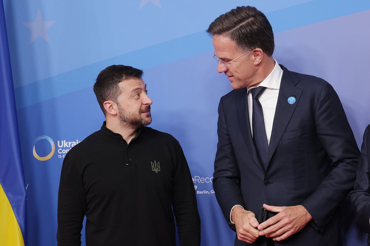 Ukrajinský prezident Vladimir Zelenskyj a holandský premiér Rutte v Berlíne na summite o obnove Ukrajiny.