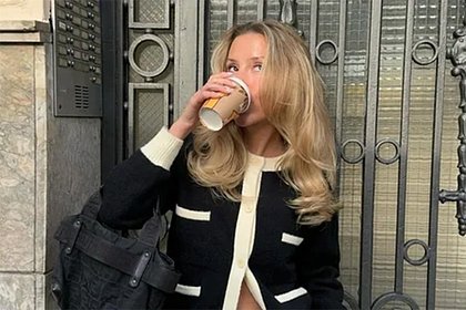 Женщина выпила стакан грудного молока подруги и сняла себя на видео