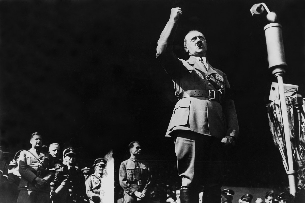Нацистский съезд в Нюрнберге. Выступление Адольфа Гитлера перед немецкой молодежью. 1934 год