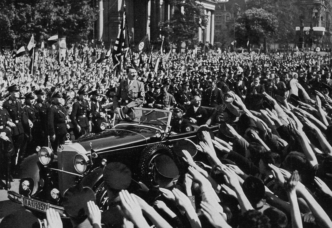 Жители Берлина приветствуют Адольфа Гитлера после его публичного выступления. 1 мая 1934 года