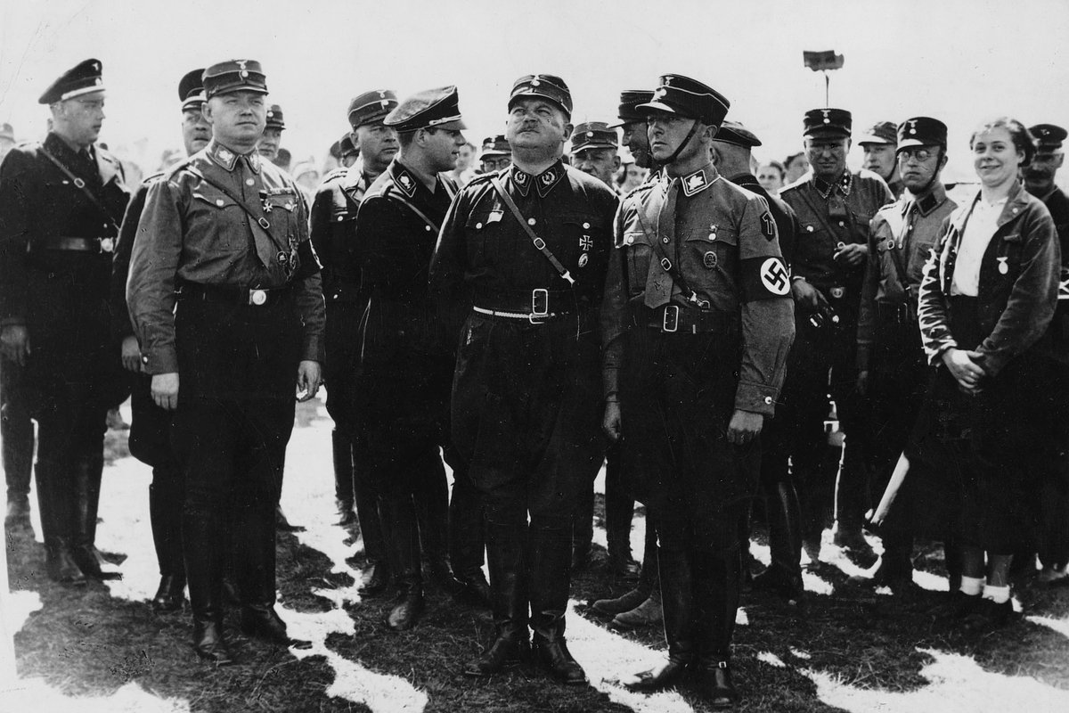 Эрнст Рём (в центре) с соратниками из Штурмовых отрядов (СА)