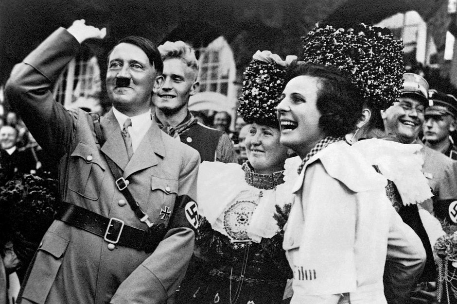 Адольф Гитлер с режиссером Лени Рифеншталь (крайняя справа) на празднике нацистской партии в Нюрнберге. 1934 год