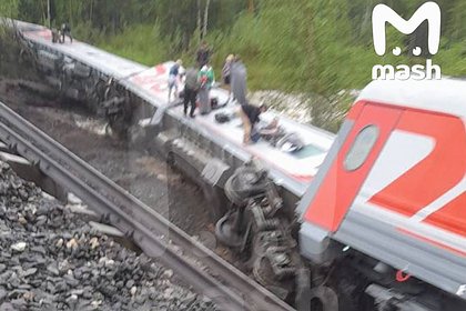 Появились кадры с места крушения пассажирского поезда в Коми